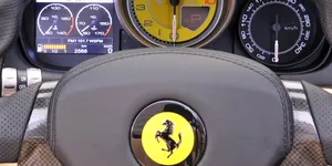 Video – Ferrari-ul roz de 120.000 de lire care a ajuns daună totală. Proprietara acuză asiguratorul după ce a rămas fără despăgubire