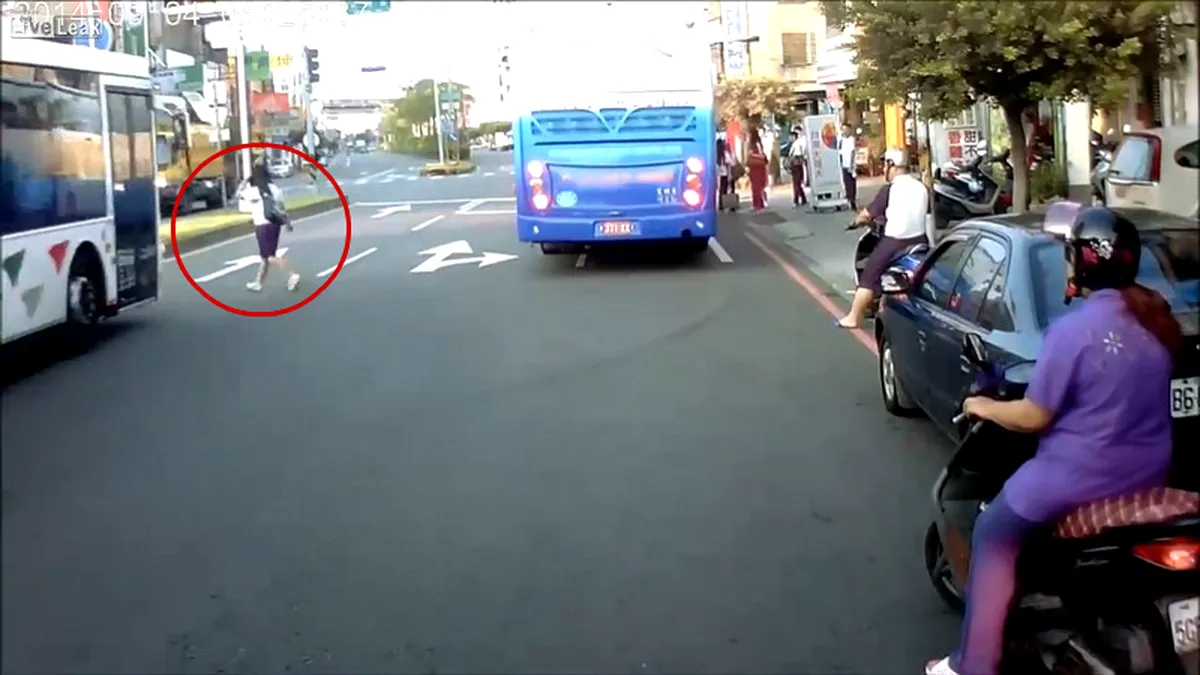 Cum îţi traversează copiii strada? 5 reguli elementare la începerea şcolii