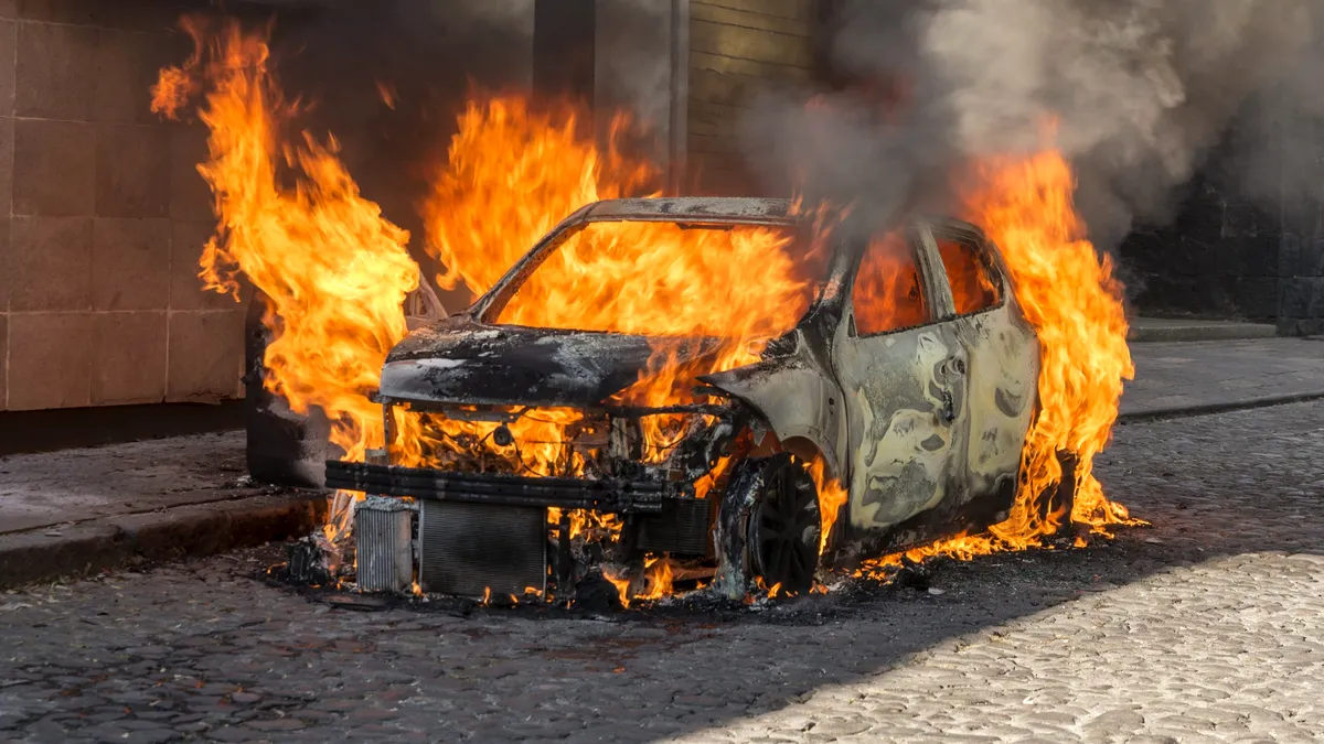 O mașină a luat foc în trafic la Agigea. Ce au găsit polițiștii în portbagaj?