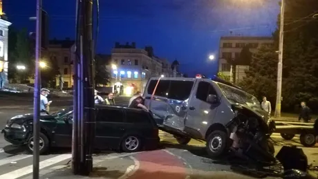 O dubă a Jandarmeriei, implicată într-un accident la Cluj - VIDEO