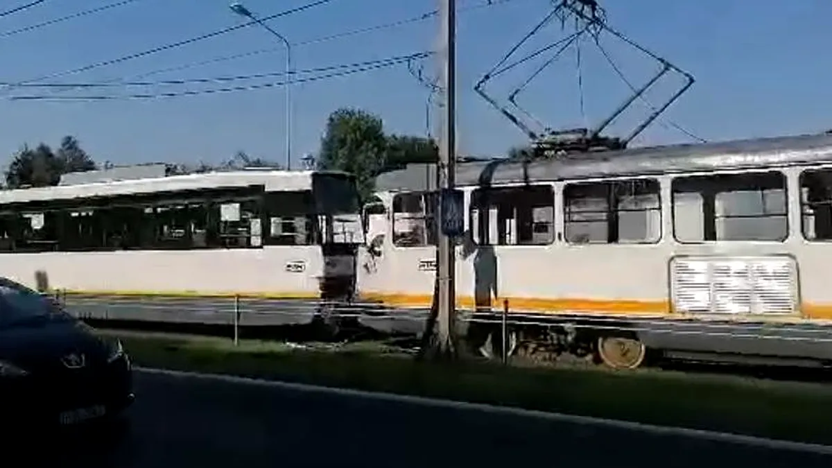 Două tramvaie s-au ciocnit în București. Cauza accidentului este investigată