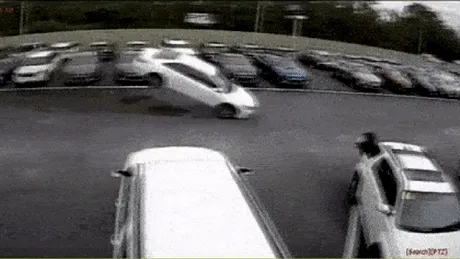 O Toyota Camry zburătoare produce haos la un dealer de mașini din Florida