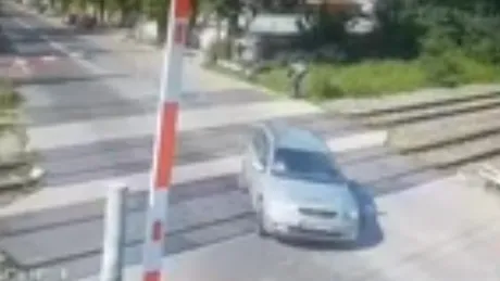 La un pas de accident în Bucureşti. Un şofer traversează la limită calea ferată, lovind o barieră - VIDEO