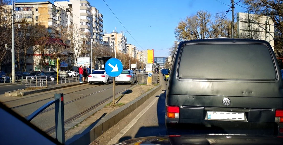 Cum se circulă în Bucureşti în lipsa camerelor video şi a poliţiei. Şoferii nu ţin cont de garduri şi depăşesc în staţiile de tramvai – GALERIE FOTO