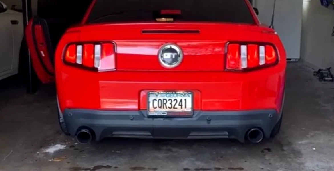 Un tată și-a lăsat copilul de 7 ani să pornească un Mustang fără să-și dea seama că mașina era în viteză – VIDEO