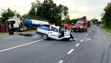 Accident mortal pe DN2, E85. O Dacia Papuc s-a ciocnit cu o cisternă - FOTO