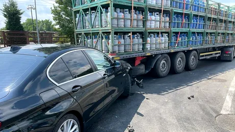 Accident rutier între un autotren încărcat cu butelii GPL și un BMW