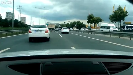 Şofer de Audi conduce nebuneşte prin Turcia. Nimeni nu-l aplaudă. VIDEO
