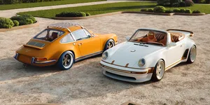 Singer și Louis Vuitton au colaborat pentru a crea două Porsche 911 personalizate. Modificările pe care casa de modă le-a adus modelelor restomod
