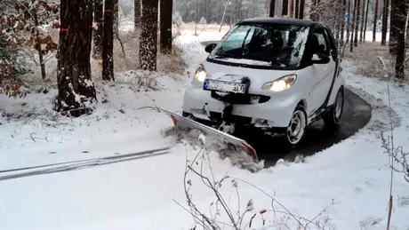 smart fortwo cu pluguşor? Să mai spui că nemţii n-au umor... [VIDEO]