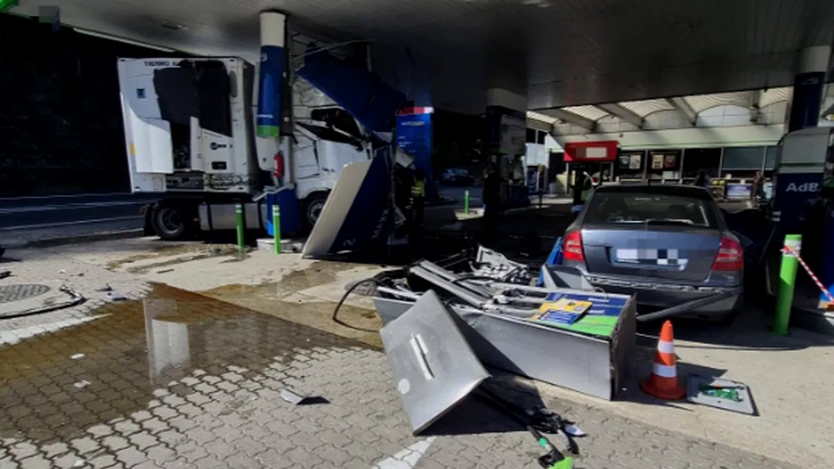 Risc de explozie pe Valea Oltului. Un TIR a spulberat o pompă a benzinăriei OMV, zona a fost evacuată pe 200 de metri