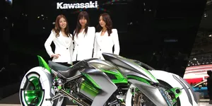 Kawasaki prezintă la Tokyo motocicleta care se transformă