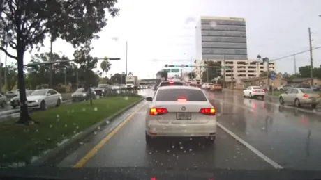 Un BMW care nu semnalizează schimbarea benzii provoacă un accident - VIDEO