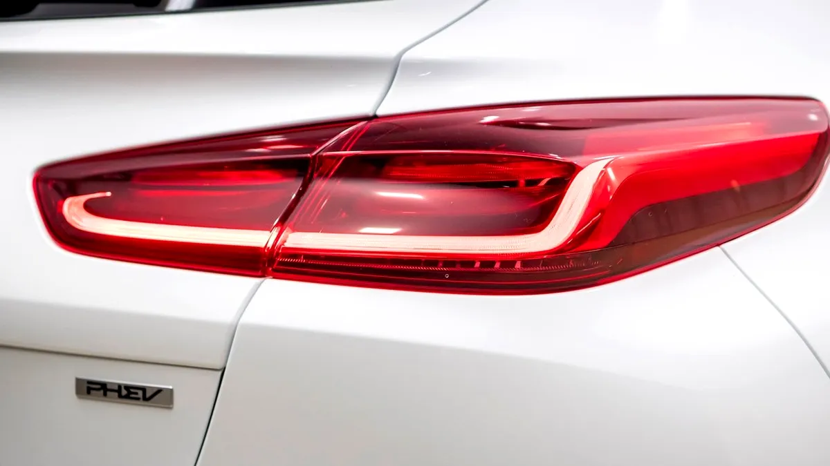 Primăria București elimină parcarea gratuită pentru hibride din 1 mai. Doar electricele mai beneficiază de facilitate