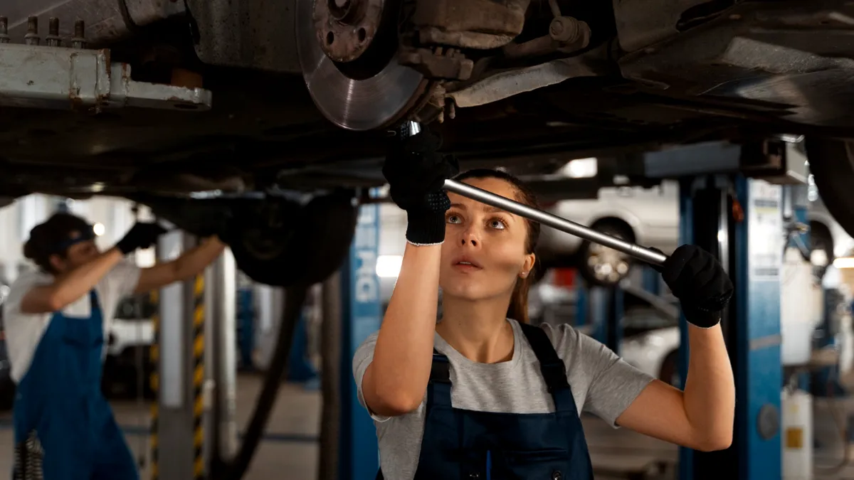 Elevii unui liceu tehnologic repară mașini vechi și le oferă gratuit mamelor singure. Au donat peste 60 de vehicule