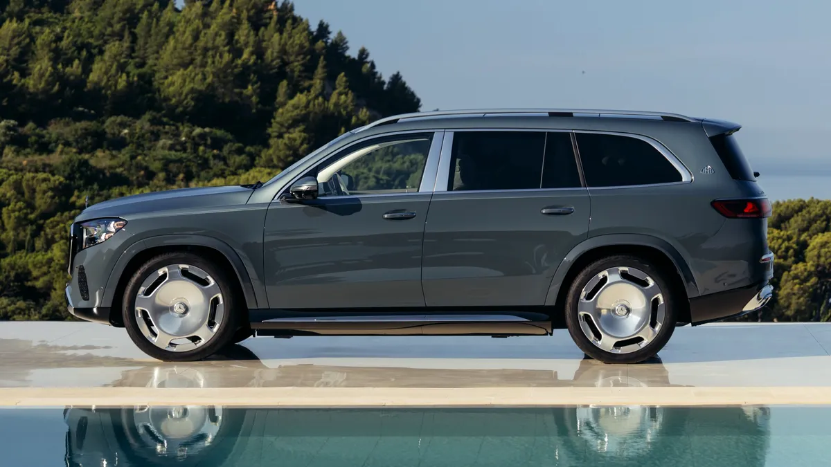 Mercedes prezintă noul Maybach GLS. Rivalul pentru BMW X7 vine cu un motor V8 îmbunătățit și sisteme de asistență noi