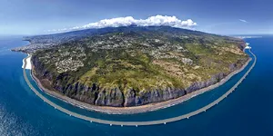 Cel mai scump drum din lume: 200 milioane euro/KM. Șoseaua e suspendată deasupra oceanului, pe o insulă vulcanică