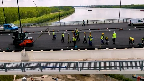 Noi imagini cu podul suspendat peste Dunăre. Se demontează cablurile pasarelelor de acces - VIDEO