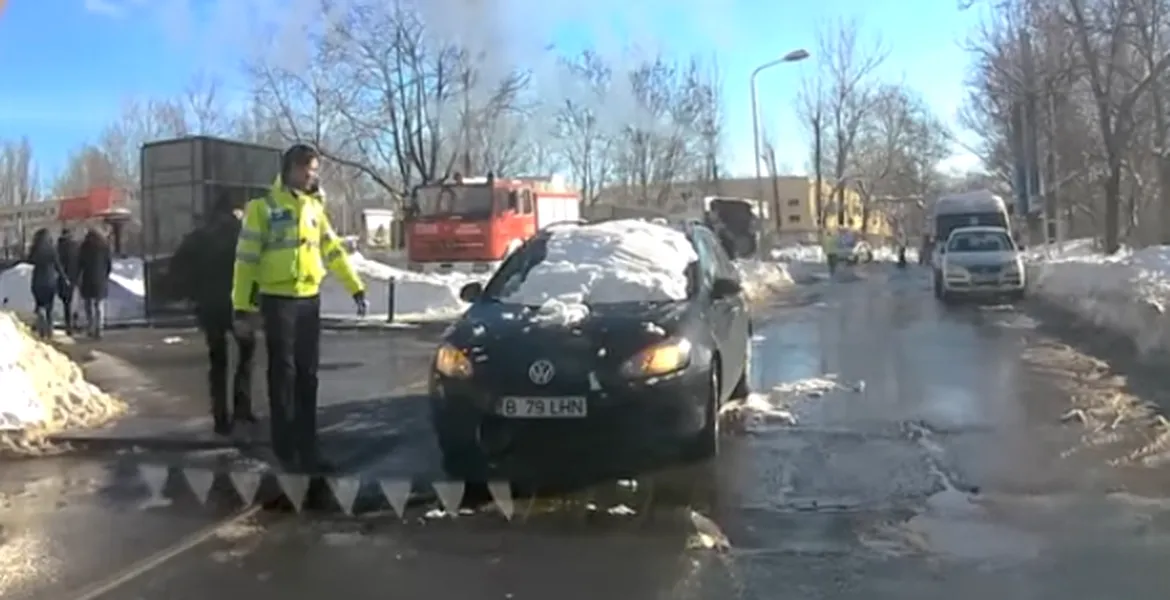 Să mai ziceţi că poliţiştii nu sunt de treabă. Un poliţist de la Rutieră ajută un şofer aiurit [VIDEO]