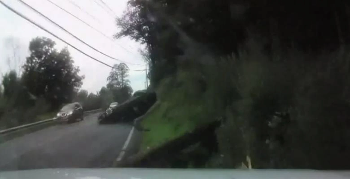 Video | Un şofer care trimitea mesaje de pe telefon pierde controlul maşinii