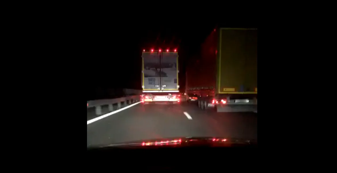 Doi şoferi de TIR se întrec şi se şicanează pe A1 – VIDEO