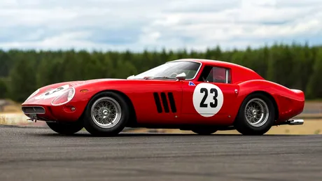 Un model Ferrari 250 GTO din 1962 a devenit cea mai scumpă maşină vândută la licitaţie