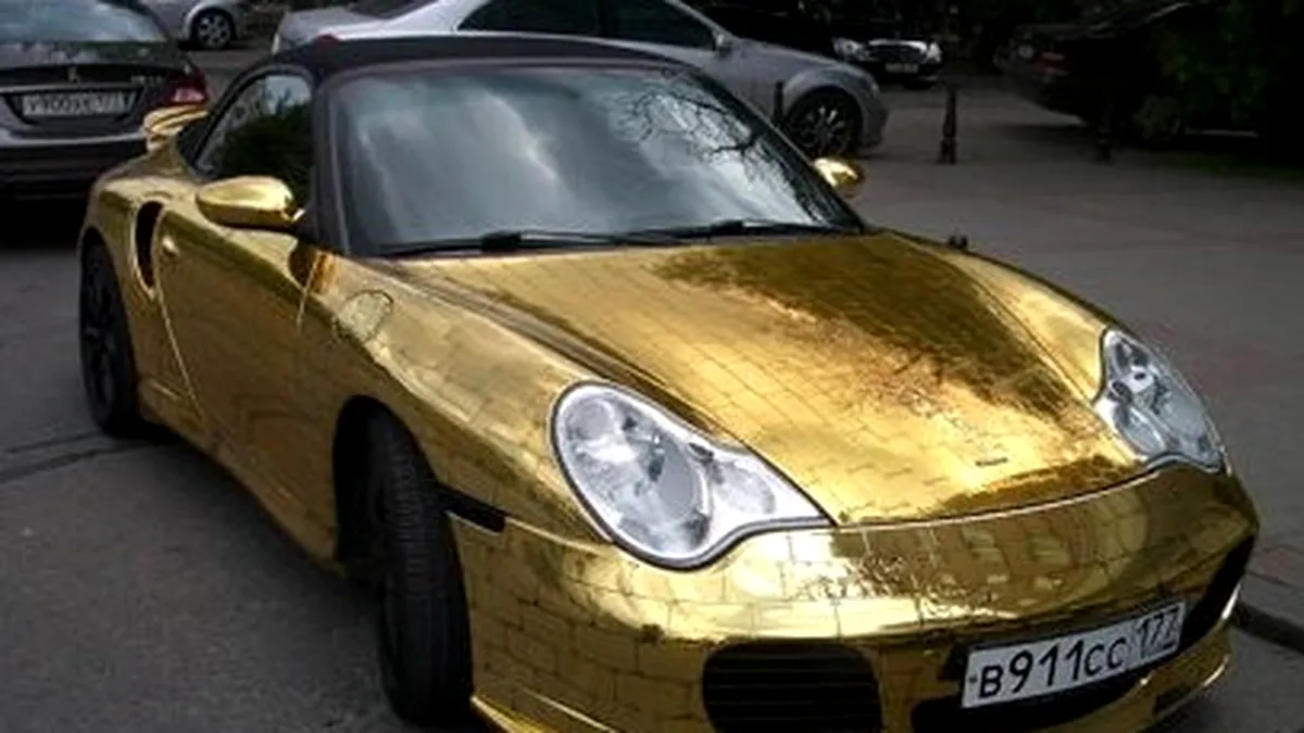 Porsche 911 placat în aur