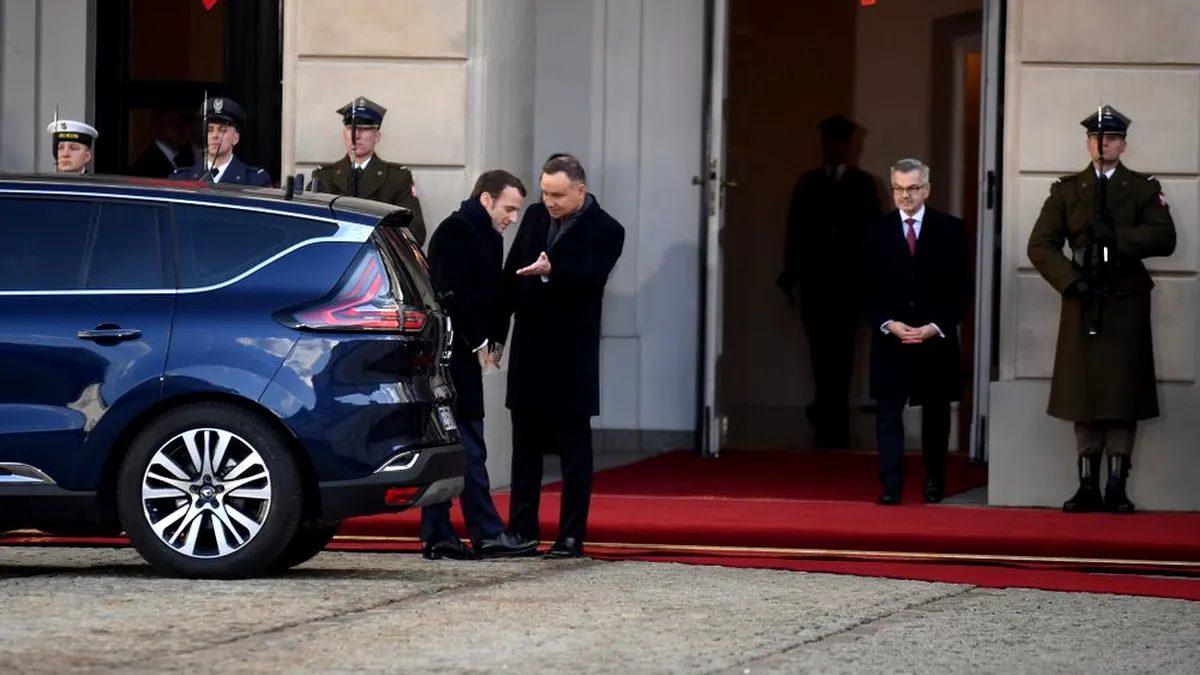 Emmanuel Macron era să plece pe jos! Mașina președintelui, un Renault Espace, n-a mai pornit