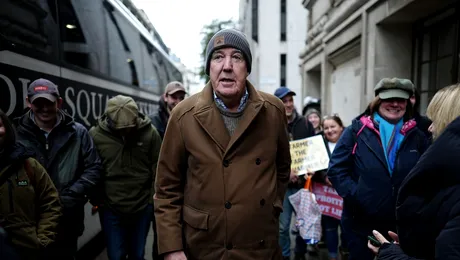 Jeremy Clarkson a dezvăluit că suferă de o formă agresivă de cancer. Vedeta britanică, filmată pe un pat de spital 