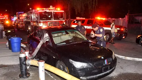 Pompierii au spart geamurile unui BMW parcat lângă un hidrant și au trecut furtunul prin mașină
