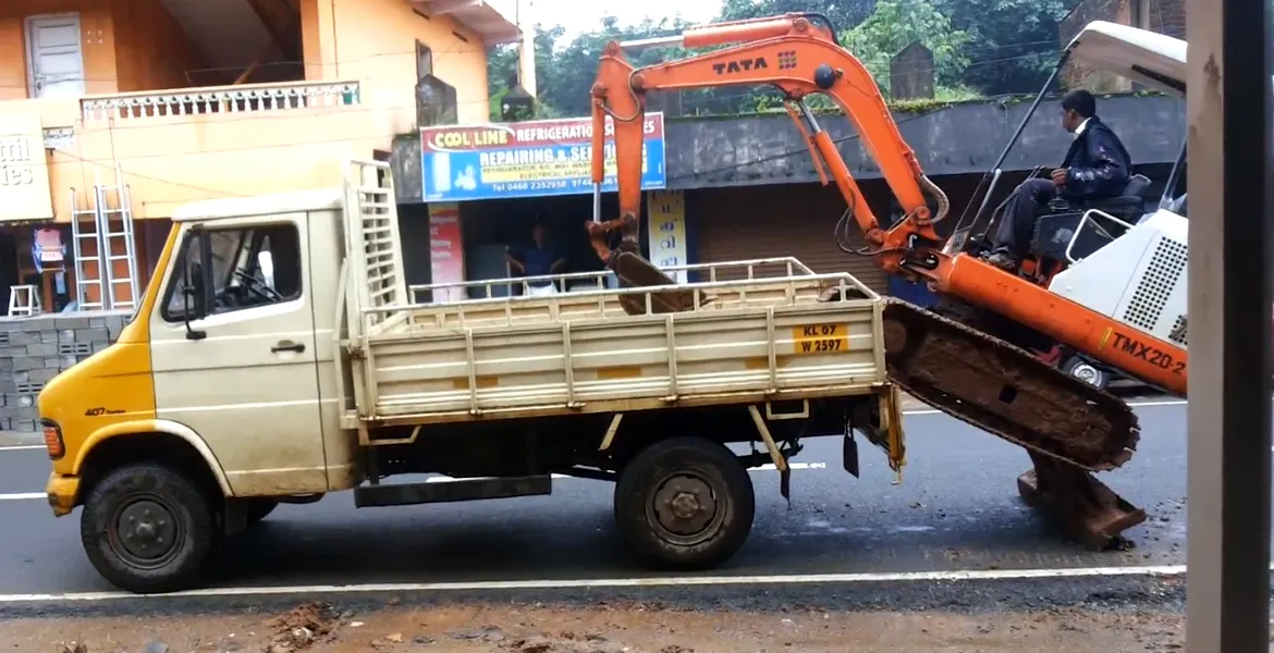 VIDEO: Cum urci un excavator într-un camion, din 3 mişcări