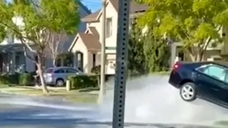 ”Bideu auto”! Incredibil ce se întâmplă cu o mașină după ce lovește un hidrant - VIDEO