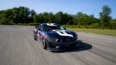 Ford Mustang Dark Horse R va concura în propria clasă. Are motor V8 cu peste 500 CP și cutie manuală