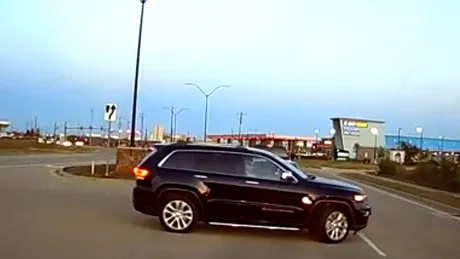 Un şofer a reuşit să răstoarne maşina într-o secundă jumătate, deşi avea viteză foarte mică - VIDEO