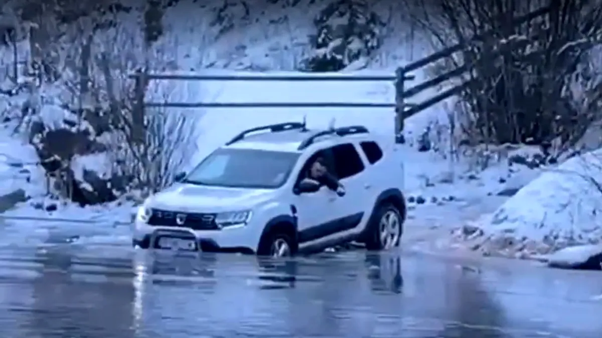 Un șofer de Dacia Duster încearcă să traverseze un râu înghețat. Trece sau nu trece?