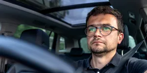 Toate autoturismele vândute în UE trebuie să fie echipate acum cu o cameră îndreptată spre fața șoferului. Încă nu este clar unde ajung aceste date