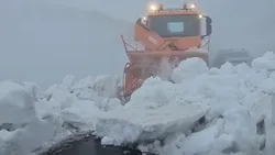 Video | Zăpadă de 5 metri pe Transfăgărășan și bolovani uriași. Drumarii se află într-o misiune contra-cronometru