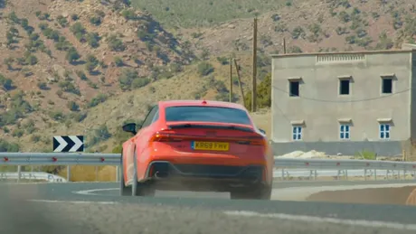 Cât poți merge cu mașina după ce se aprinde martorul de combustibil? Test cu un Audi RS7