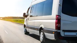 CJ Mehedinți cumpără trei microbuze electrice cu 16 locuri pentru transportul elevilor. Vehiculele trebuie să aibă autonomie minimă de 200 km
