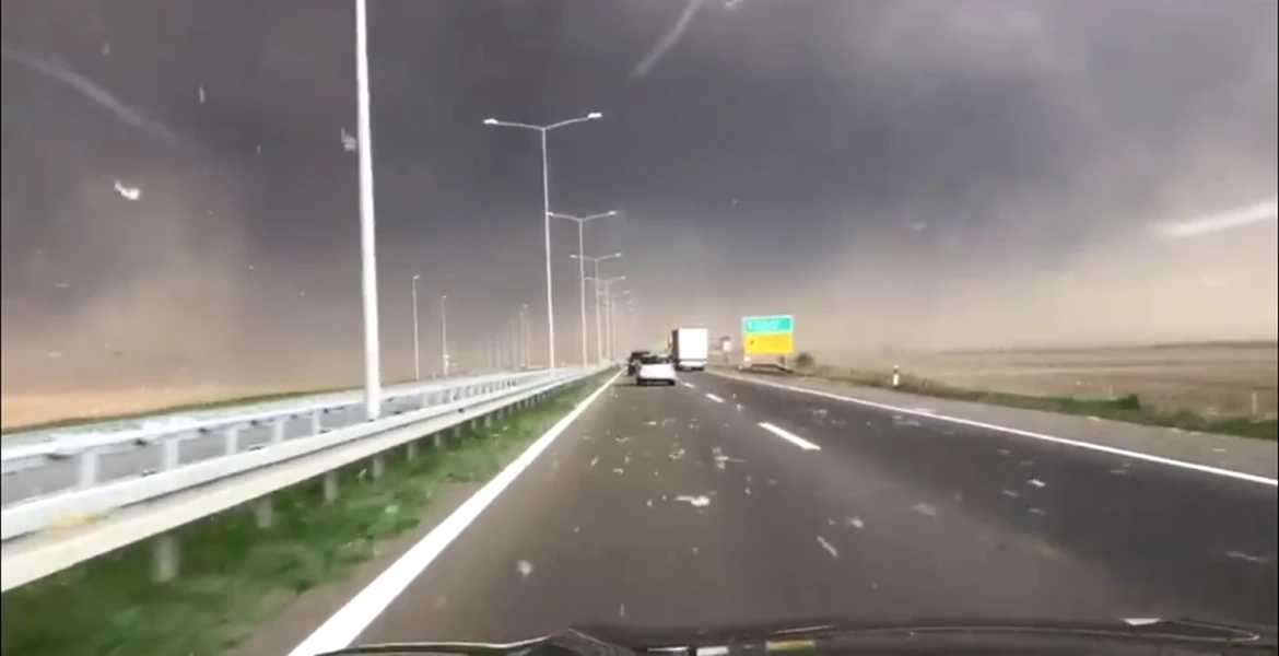 Un şofer a filmat iadul de pe autostradă. În câteva secunde a văzut negru în faţa ochilor
