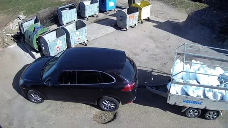 Cineva a filmat momentul în care șoferul unui Porsche Cayenne a aruncat zeci de saci cu moloz - FOTO