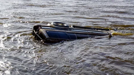 O mașină a căzut în Dunăre. Misiune extremă a echipei de intervenție