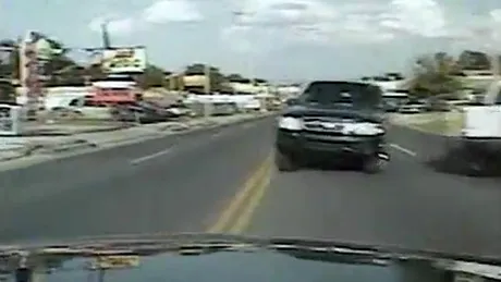 Un idiot accidentează o maşină de poliţie - merită să-i fie confiscată maşina?