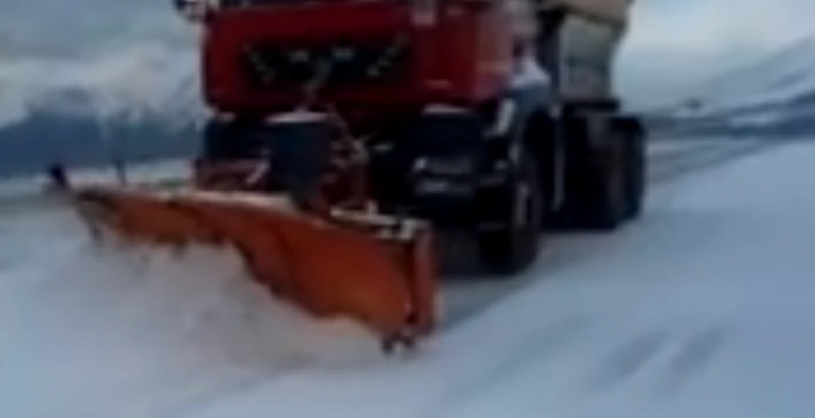 Strat nou de zăpadă pe Transalpina. Utilajele curăţă drumul – VIDEO