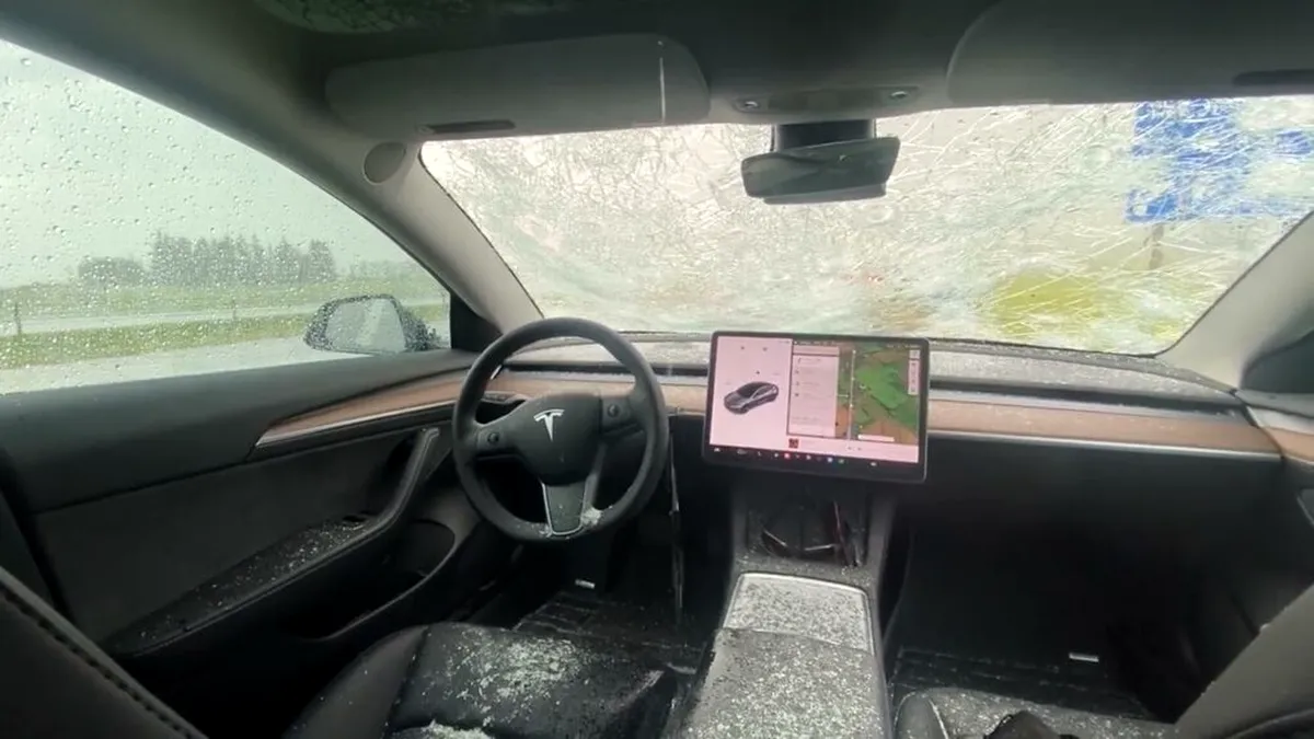 Un exemplar Tesla Model 3 a fost distrus într-o furtună masivă cu grindină - VIDEO