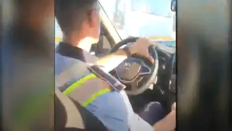 Imagini revoltătoare. Un bărbat reținut face live din mașina de poliție