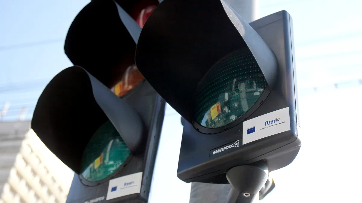 2025: Ce amendă riști dacă nu respecți regula semaforului verde intermitent la dreapta?