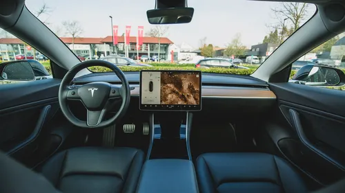 Sistemul de conducere autonomă Tesla va putea fi achiziționat doar pe bază de abonament și în Europa