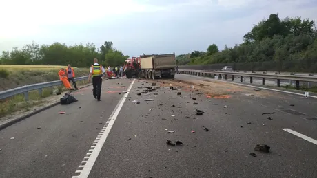 Microbuz înmatriculat în România, spulberat de un camion în timp ce şoferul îşi făcea live pe Facebook - VIDEO