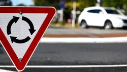 În sensul giratoriu cu două benzi, prioritate are cel de prima sau cel de pe a doua bandă? Cum se aplică legea în 2026